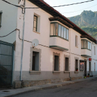 A la izquierda, exterior del Casino. Abajo, la Junta Directiva y las instalaciones del bar.