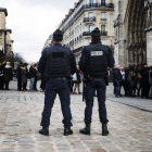 Policías vigilan los accesos a la Catedral de Notre Dame. ETIENNE LAURENT