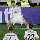 Bale celebra exultante ante Sergio Ramos y Di María el gol que dio el título de Copa al Madrid.