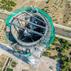 Imagen del robot instalado por Endesa en lo más alto de la chimenea de Cubelles. LA VANGUARDIA