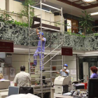 La actividad en el interior del edificio es frenética.