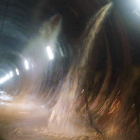 Carga de agua de los acuíferos hacia los túneles de la variante de Pajares. ARCHIVO