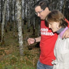Óscar López junto a su mujer bajando del mirador de Riaza (Segovia).