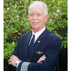 Unos operarios trabajan, ayer viernes, para sacar del agua el Airbus 320 de US Airways