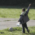 El niño conflictivo juega durante el recreo, ajeno a la polémica