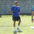 Luis Valcarce ya participó ayer en el entrenamiento matinal de la Deportiva a las órdenes de Jon Pérez Bolo. L. DE LA MATA