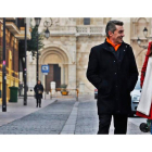 Ana Marcello y Enrique Bueno pasean por el centro de León con su condición de diputados recién estrenada, tras romper el bipartidismo.
