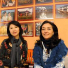 Anmei Xu y Julia Martínez con las fotos de China al fondo.