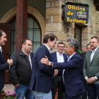Mañueco se saluda con el presidente de Cantabria. ICAL
