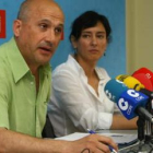 Manuel Ángel Rey y Belén Fernández, ayer en la sede del PSOE en Ponferrada.