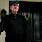 Pinter, que lucha contra un cáncer desde el pasado 2002, frente a su casa londinense