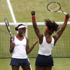 Serena y Venus Williams celebran su victoria.