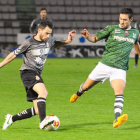 Raúl Torres, a la izquierda, ayudó al ataque culturalista con su juego entre líneas.