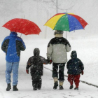 Una familia se protege de la nieve en Alemania. EFE