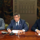 En la foto de archivo, Chamorro, vicealcalde, Fernández, alcalde, y Fernández Cardo, concejal de Hacienda en la subida del IBI.