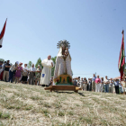La Virgen, procesionada por mujeres.