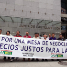 Una veintena de ganaderos ocuparon ayer la sede de la Consejería en Valladolid.