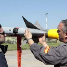 Soldados de la Fuerzas Aérea española revisan armamento, en la base de Decimomannur.