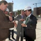 Fox ajusta su casco antes de subir a la Torre junto a Ulibarri