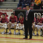 Javi de Grado, con gesto serio, mira como su equipo firma uno de sus peores partidos en liga.
