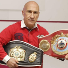El leonés Jorge Mata muestra los cinturones de campeón del mundo de boxeo que guarda como oro en paño. RAMIRO