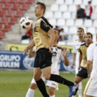 Máyor controla un balón con el pecho ante la mirada de dos jugadores del Albacete Balompié.