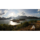 Panorámica del embalse de Riaño (a la mitad de su capacidad), donde empieza a emerger la colina del viejo pueblo.