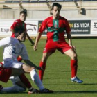 El culturalista Mena, en el centro, se adelanta a Alberto en un lance puntual del juego.