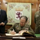 Amilivia, Sanz y Yagüe durante el acto de firma en el libro de honor del Ayuntamiento de León