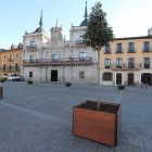 Las doce jardineras se han instalado en el centro de la plaza. L. D. M.