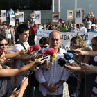 Martín Garitano responde a las preguntas de los periodistas a las puertas del hospital.