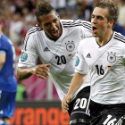 El capitán alemán Philipp Lahm celebra con su compañero Boateng el gol que abría el triunfo germano ante Grecia.