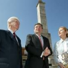 La autora, María Teresa Álvarez, con el presidente de las Cortes, Fernández Santiago, en Villalar