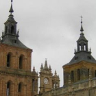 Detalle de las torres de la Catedral de Astorga, restauradas por la Junta.