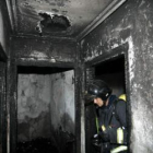 Un bombero, en la casa incendiada.