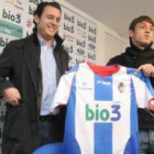 Jonatan Valle, feliz en el acto de presentación como nuevo futbolista de la SD Ponferradina para lo