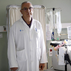 Mario Prieto, junto a un aparato de hemodiálisis portátil. MARCIANO PÉREZ