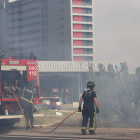 Efectivos del Cuerpo de Bomberos de León se emplean a fondo en las inmediaciones del Complejo Hospitalario de la capital durante las labores de extinción del incendio, que provocaron momentos de tensión. MARCIANO PÉREZ