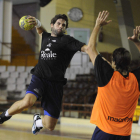 Antonio García intenta un lanzamiento a portería durante el entrenamiento.