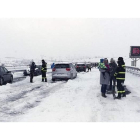 Miembros del batallón leonés de la UME, en la autopista.