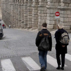 Dos turistas, en las inmediaciones del Acueducto de Segovia en una foto de archivo.