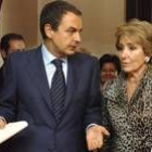 José Luis Rodríguez Zapatero conversa con Esperanza Aguirre antes del comienzo de la sesión de ayer