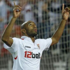Frederick Kanoute, del Sevilla, celebra su gol, el tercero de su equipo, ante el Villarreal.