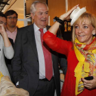 La presidenta de la Diputación, Isabel Carrasco, se prueba un tocado en la visita inaugural que realizó a León Moda.