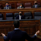 Pedro Sánchez, de espaldas, se dirige a la bancada del PP durante la sesión en el Congreso. CHEMA MOYA