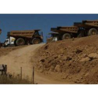 La maquinaria de Ferrovial se alineaba ayer cerca de Arcahueja sin que nadie hiciera uso de ella.