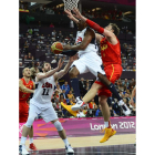 El estadounidense Kobe Bryant penetra a canasta ante la oposición del español Pau Gasol, compañero del americano en los Lakers.