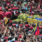 Partidarios del fallecido presidente venezolano ven pasar, ayer, el féretro del gobernante por la Avenida Lecuna.