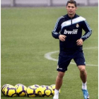 Cristiano Ronaldo durante el entrenamiento de ayer del Real Madrid.