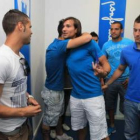 El delantero deportivista, abrazado por sus compañeros tras el anuncio que realizó ayer.